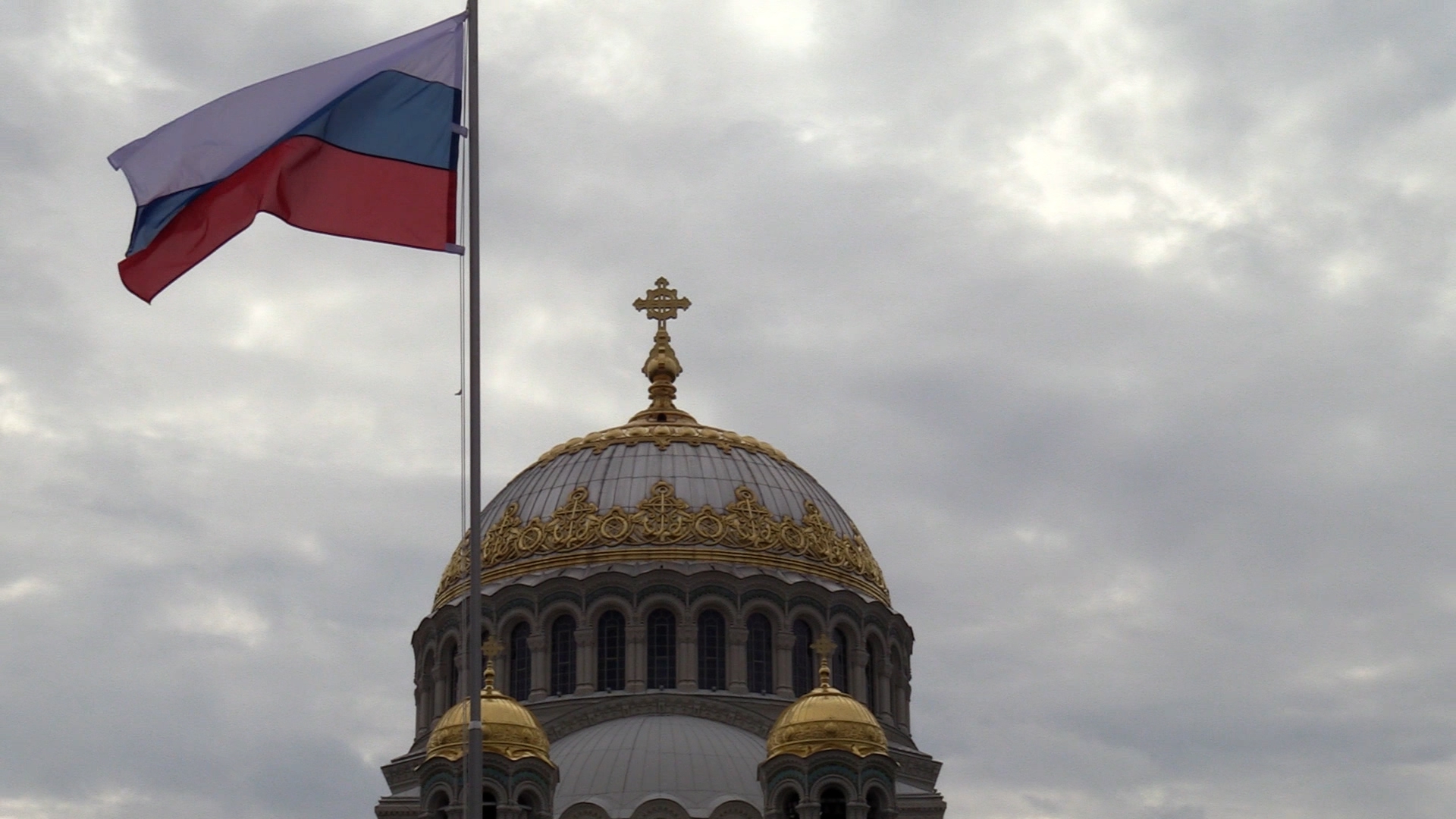 В День России на Якорной площади в Кронштадте подняли флаг