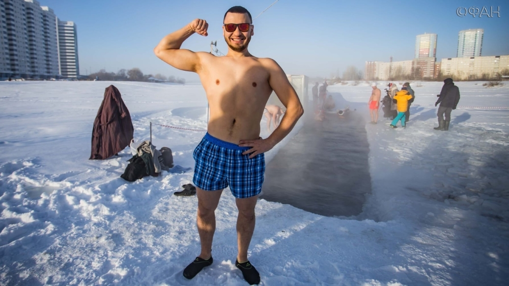 Новосибирские экстремалы облили себя ледяной водой в 40-градусный мороз