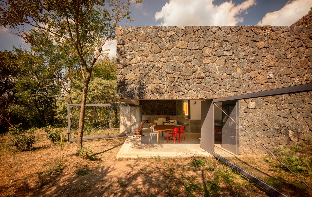Брутальный каменный дом с двором и бассейном в Мексике