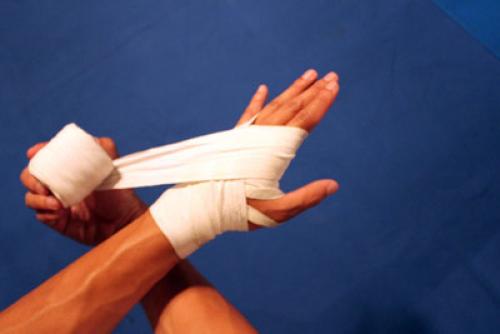 Боксерские бинты или как уберечь руки. Как правильно бинтовать руки боксерскими бинтами. Метод профессиональных боксеров. 07
