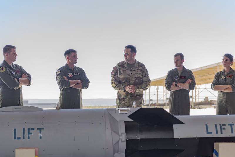 Гиперзвуковую ракету HACM показали летчикам ВВС США Гиперзвуковую ракету HACM показали летчикам ВВС США оружие