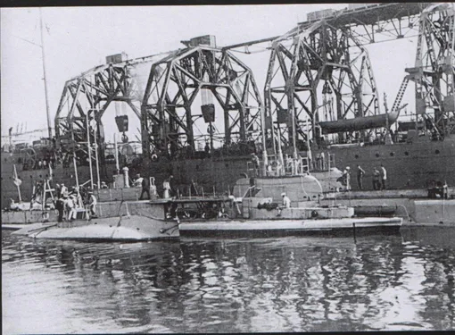 Плавбаза подводных лодок «Коммуна»
