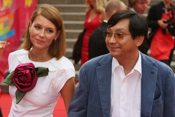 Две любимые  женщины сердцееда Егора Кончаловского видео,Егор Кончаловский,знакомство,концерт,наши звезды,шоу,шоубиz