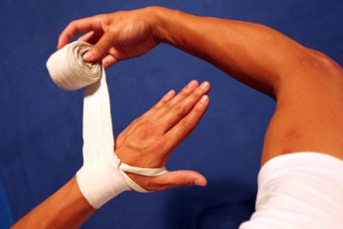 Боксерские бинты или как уберечь руки. Как правильно бинтовать руки боксерскими бинтами. Метод профессиональных боксеров. 02