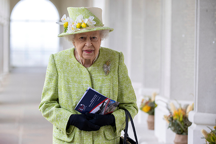 Британская королева впервые за несколько месяцев вышла в свет
