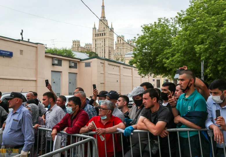 "Теперь дети мигрантов угрожают русским школьникам. Родители бьют тревогу". Громкий скандал в Ленинградской области ﻿