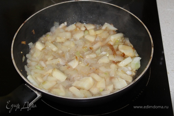 Вливаем вино, тушим минут 5.