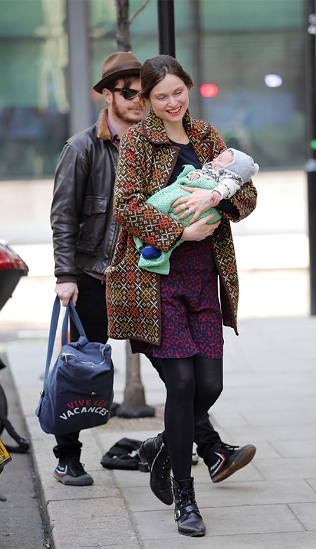 Софи Эллис-Бекстор впервые появилась на публике с новорожденным сыном Софи Эллис-Бекстор впервые появилась на публике с новорожденным сыном Дети / Дети знаменитостей