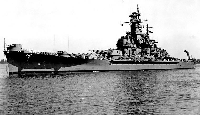 USS_South_Dakota_(BB-57)_off_the_Norfolk_Naval_Shipyard_on_20_August_1943_(NH_97264)