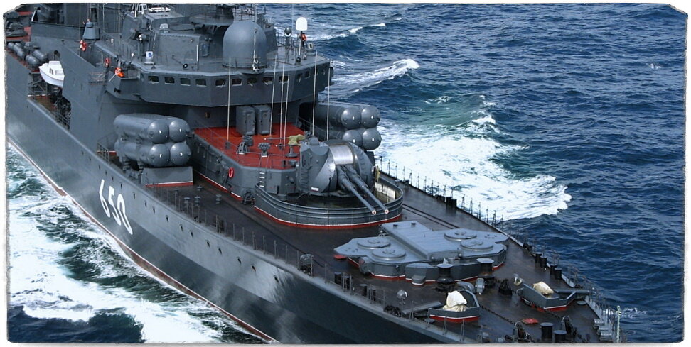 Источник: goodfon.ru. "Адмирала Чабаненко" легко отличить от БПК проекта 1155 - у него всего одна артиллерийская установка с двумя стволами. В немодернизированной версии основное вооружение находится в носовой части корабля, после работ пусковые установки будут разнесены по всему корпусу.