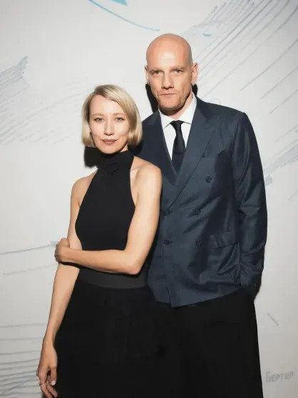 Андрей Малахов, Юрий Колокольников с женой, Антон Беляев, Алёна Долецкая и Елизавета Лихачёва посетили арт-выставку 