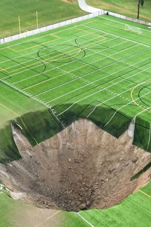 В США футбольное поле провалилось под землю из-за обрушения шахты. Образовалась воронка шириной в 30 метров и глубиной в 9