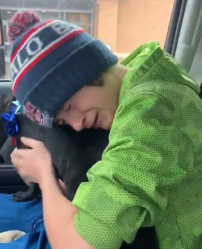 Мальчик рыдает 