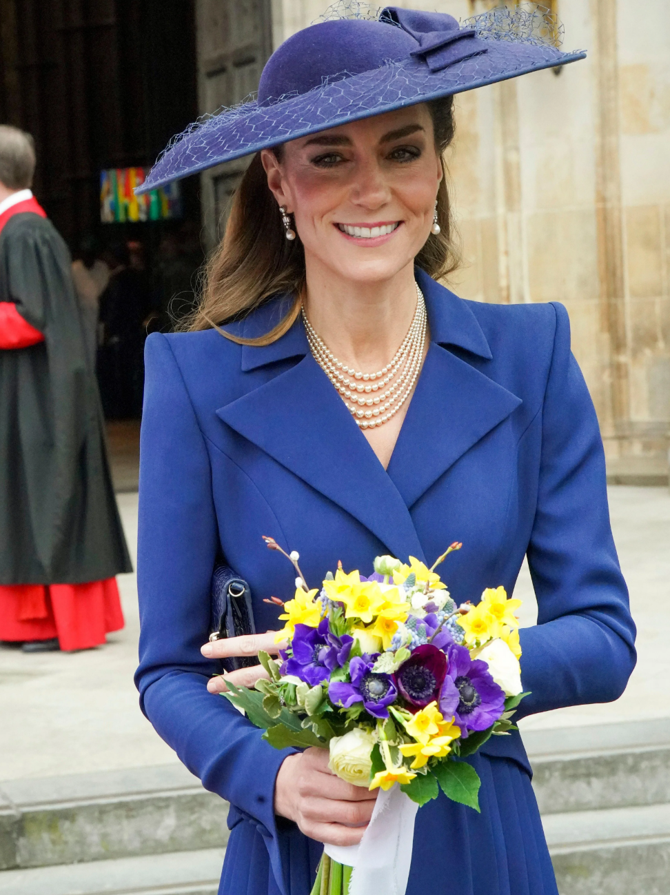 Кейт Миддлтон машет