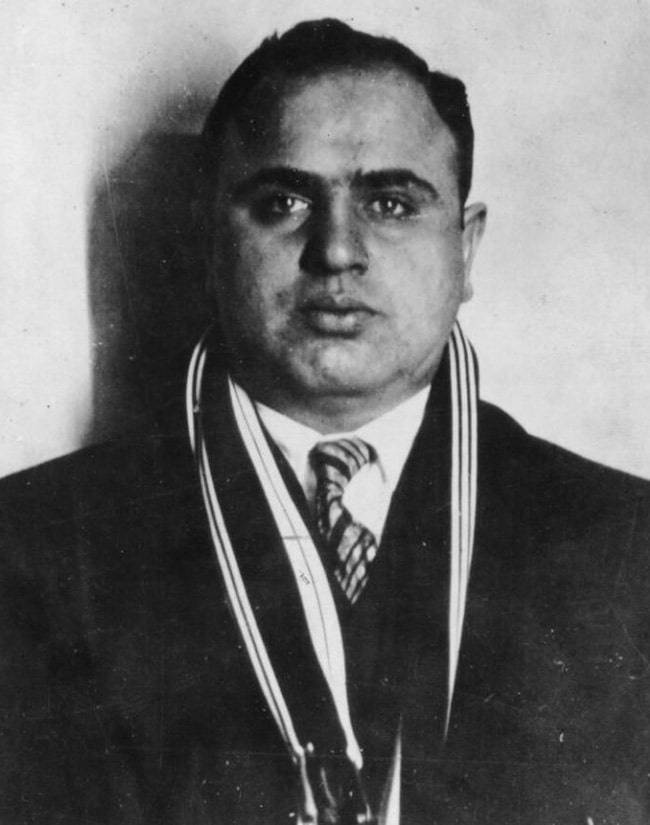 «Добрым словом и пистолетом». Альфонс Капоне в Чикаго «Добрым словом и пистолетом». Альфонс Капоне в Чикаго история