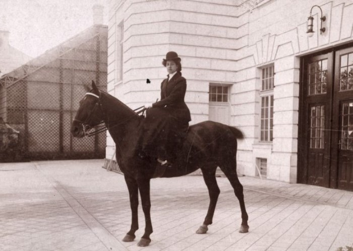 Еврейская девушка по имени Мерседес