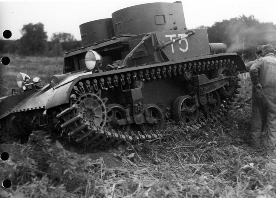 ​Combat Car T5 на испытаниях. Машина оказалась куда проворнее, чем Light Tank T2, оставалось только заменить траки - Серый кардинал американского танкостроения | Warspot.ru