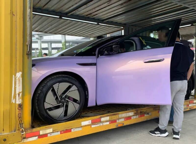 Hongqi E001 седан EV с подмена батареи замечена на пути к автосалону в Шанхае