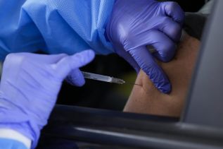 Венгрия взялась за вакцинацию Закарпатья