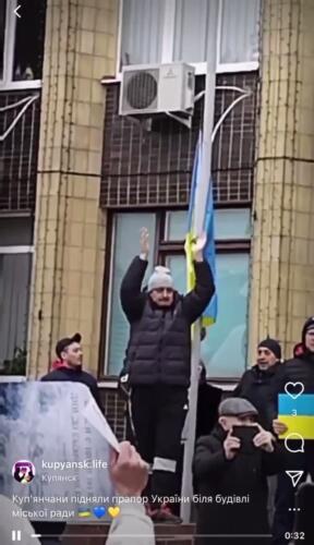 Как украинцы митингуют в Купянске, занятом войсками РФ. Бросаются толпой на автомобили