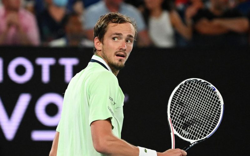 «Он стал уязвимым». Что говорят о провале Медведева на Australian Open