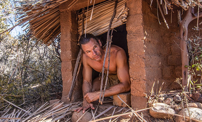 Мужчина перебрался на необитаемый остров и год жил как Робинзон. С собой он взял только камеру