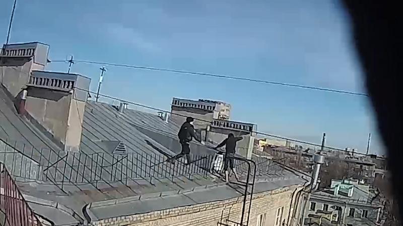 Мужчина упал с крыши