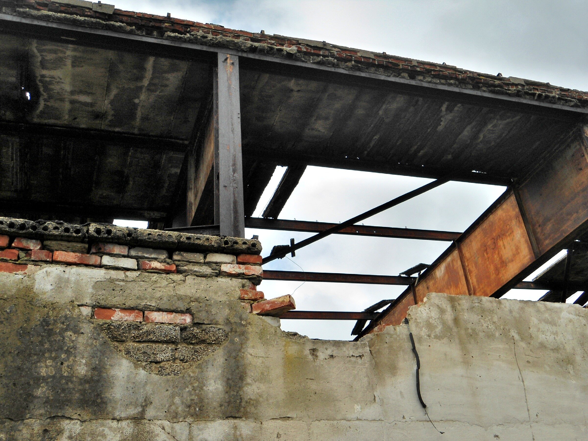 Заброшенный немецкий аэродром Люфтваффе Нойтиф. Начало. Заброшенный немецкий аэродром Люфтваффе Нойтиф. Начало.