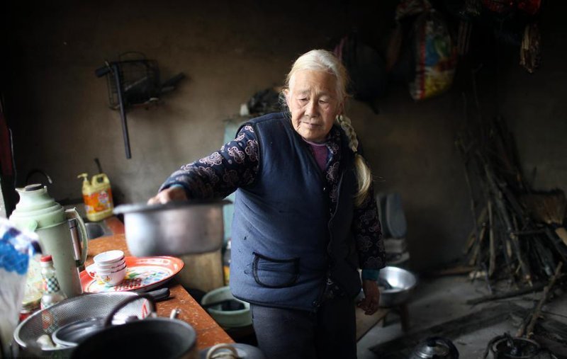 76-летняя бабушка ежедневно проходит 24 километра, чтобы отвезти внука-инвалида в школу бабушка, в мире, внук, забота, инвалид, люди, школа