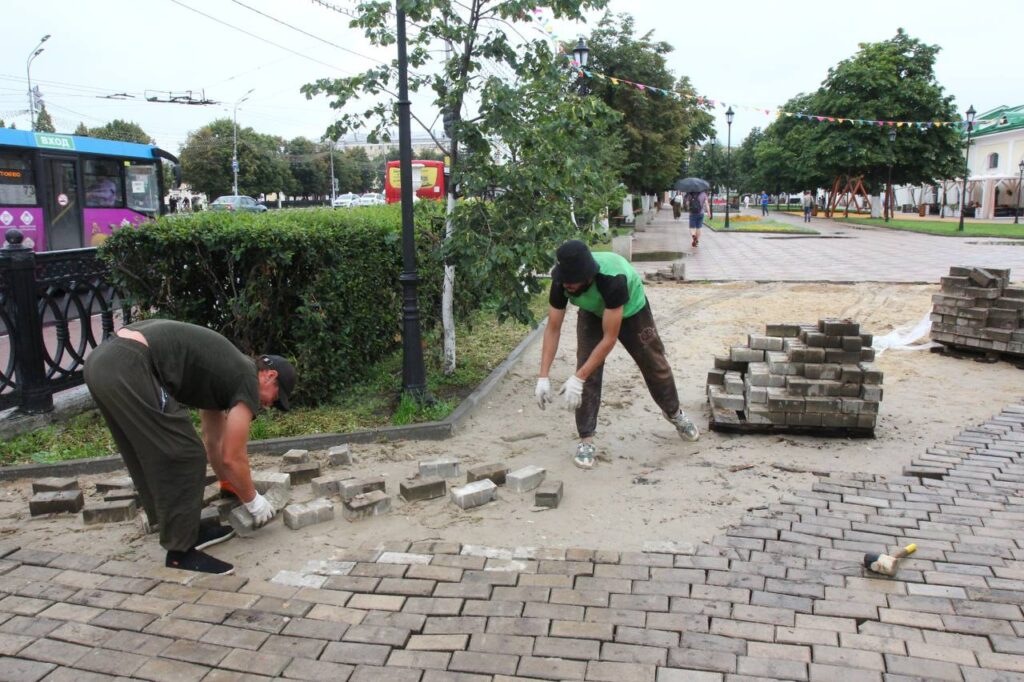 В Рязани тротуар у торговых рядов временно доложили плиткой для вторичного использования