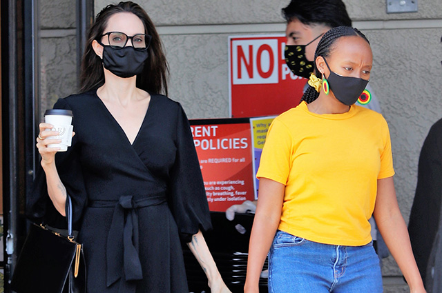 Анджелина Джоли на шопинге с дочерью Захарой в Лос-Анджелесе: новые фото