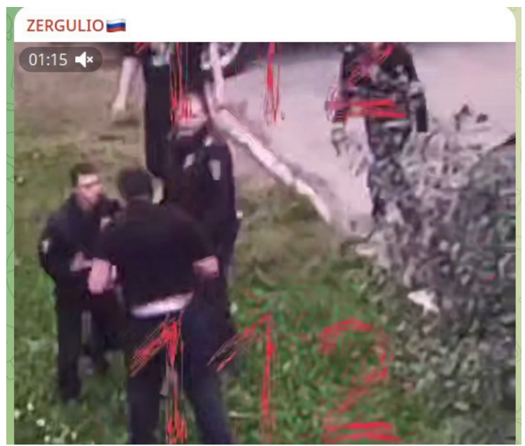 Ценный специалист готовится нокаутировать сотрудника полиции. Скриншот с тг-канала "Zergulio".