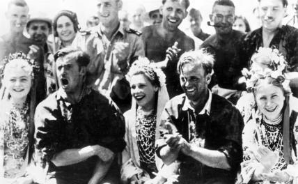 На фото: солдаты Лейбштандарта Адольфа Гитлера на Азовском море во время наступления в России с украинскими девушками, 1942 год