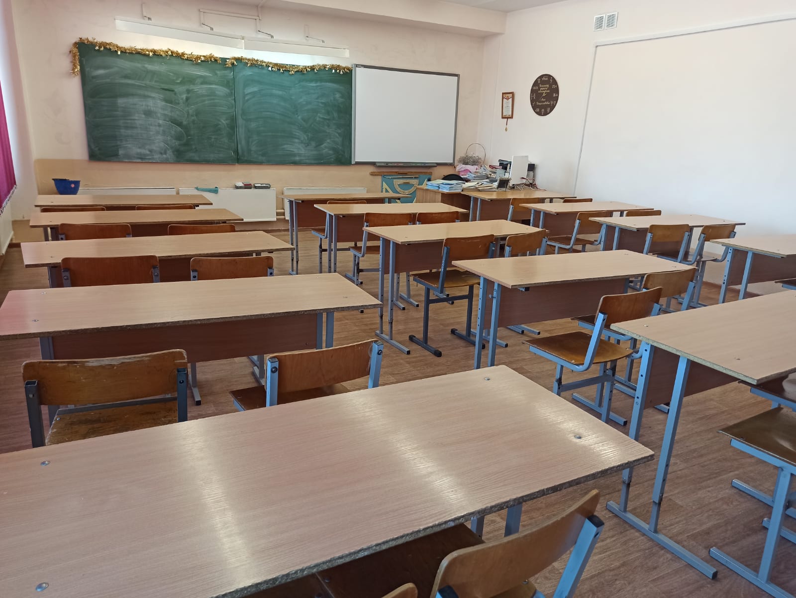 Парта преподаватели. Ученик за партой. 1 Парта в школе. Парта учителя. Дети за партами в школе 6 класс.