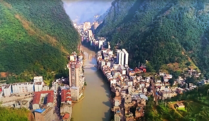 Яньцзинь: как китайцам удалось построить город на дне глубокого и узкого ущелья архитектура,ремонт и строительство