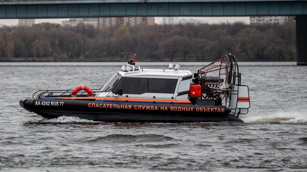 Столичные спасатели начнут патрулировать водоемы города на уникальной аэролодке