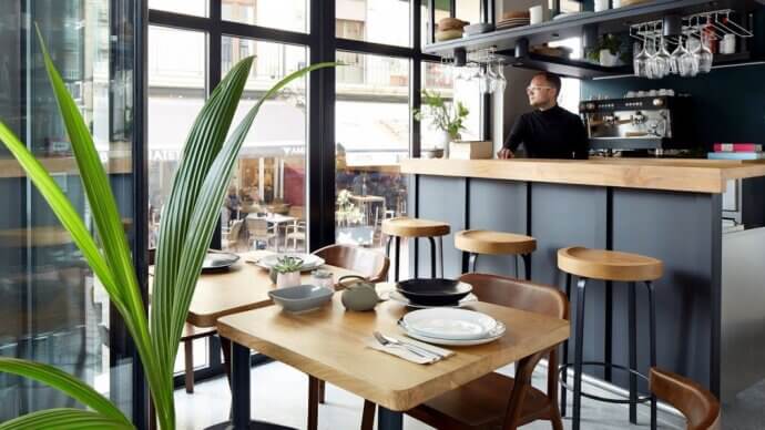 бармен за стойкой в кафе