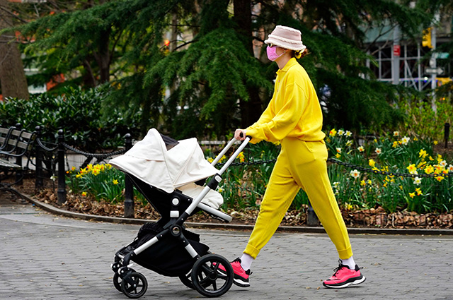 Джиджи Хадид в ярком спортивном костюме на прогулке с дочерью в Нью-Йорке Звездные дети