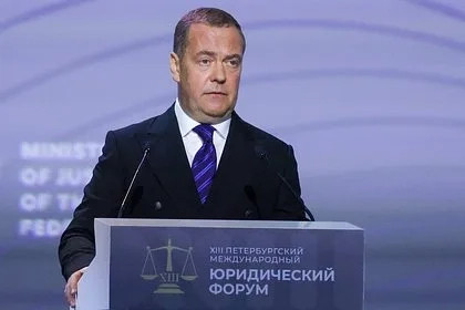 Медведев пошутил о салфетке Макрона