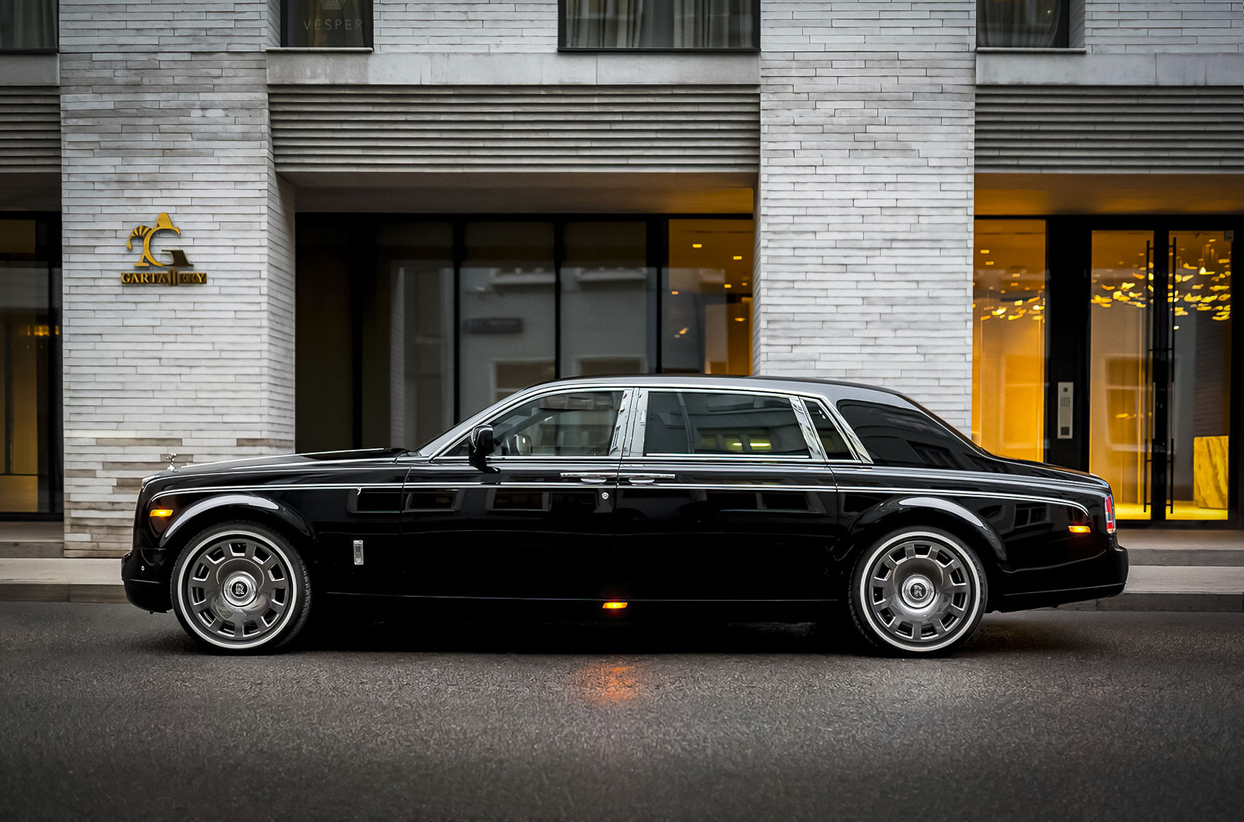 Необычную версию Rolls-Royce Phantom продают в Москве за 19 миллионов рублей Новости