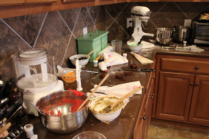 Бардак на столешнице мешает готовить. / Фото: Konyhaotletek.hu