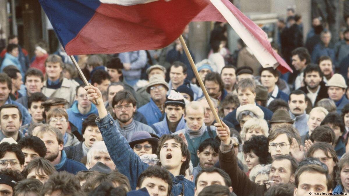 17 ноября 1989 года на улицы Праги вышли граждане. Около 15-ти тысяч человек шли от окраин к центру, сначала это были только студенты.-4