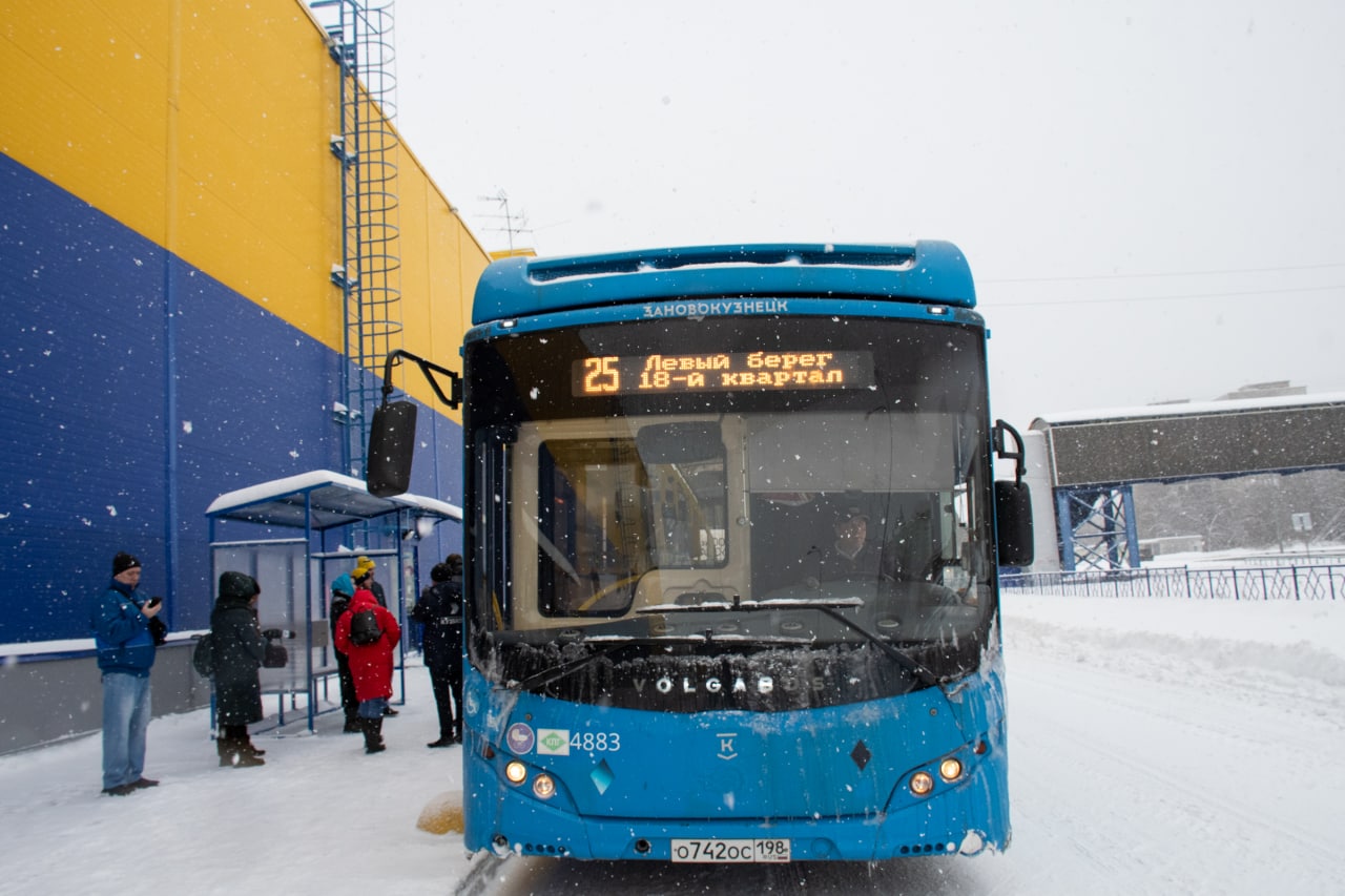 Левый берег новокузнецк автобусы. Новые автобусы. Остановка автобуса. Автобусы рядом. Новые автобусы в Новокузнецке.