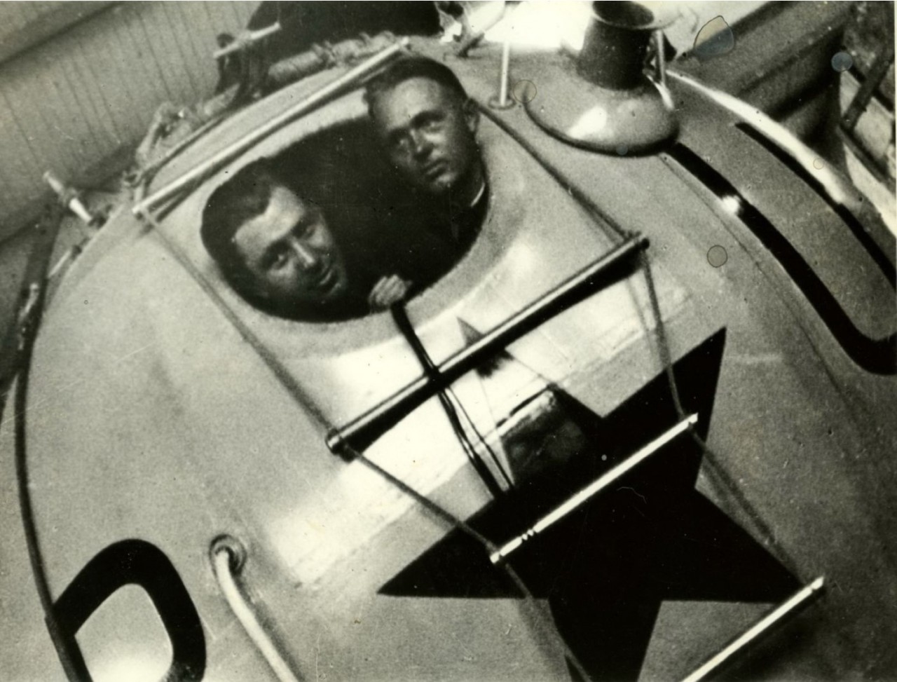1933. Г. А. Прокофьев и Э.К. Бирнбаум в гондоле «СССР-1»