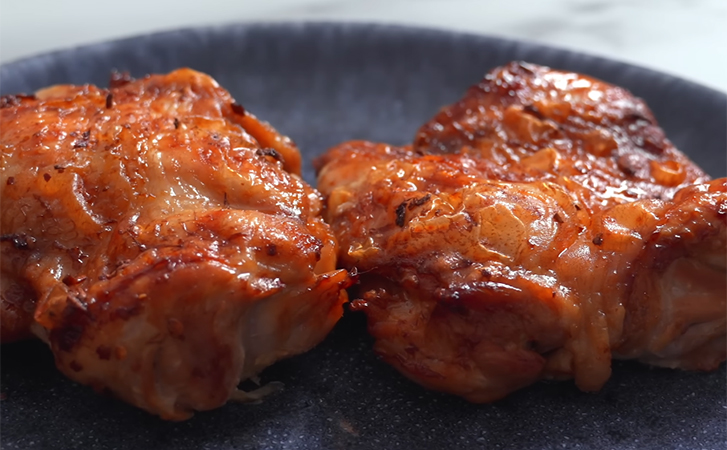 Самые сочные куриные бедрышки с хрустящей корочкой: ароматное мясо распадается прямо под вилкой - похожая новость на Toplenta