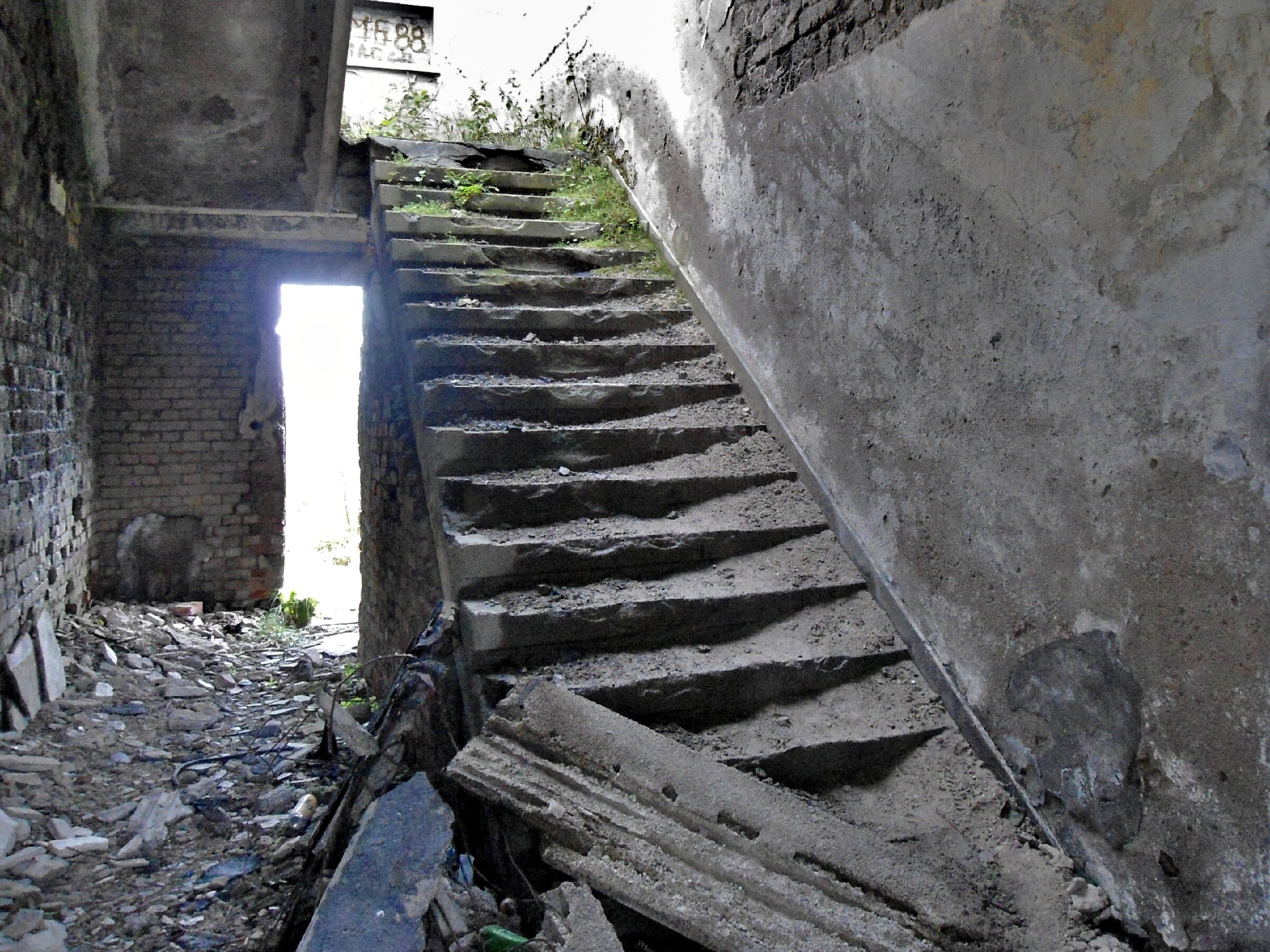 Заброшенный немецкий аэродром Люфтваффе Нойтиф. Начало. Заброшенный немецкий аэродром Люфтваффе Нойтиф. Начало.