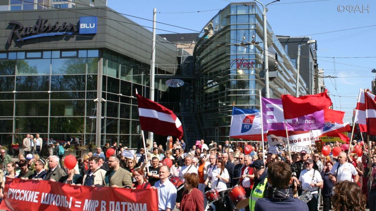 Против ликвидации образования на родном языке людей на улицы выводил пока только «Русский союз Латвии». Больше всего (10 тыс. человек) прошли по центру Риги 1 мая 2018 года