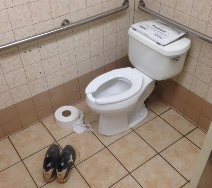 Вот, что можно увидеть в общественном туалете