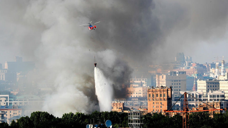 Огнеборцы локализовали пожар на складе пиротехники в Москве