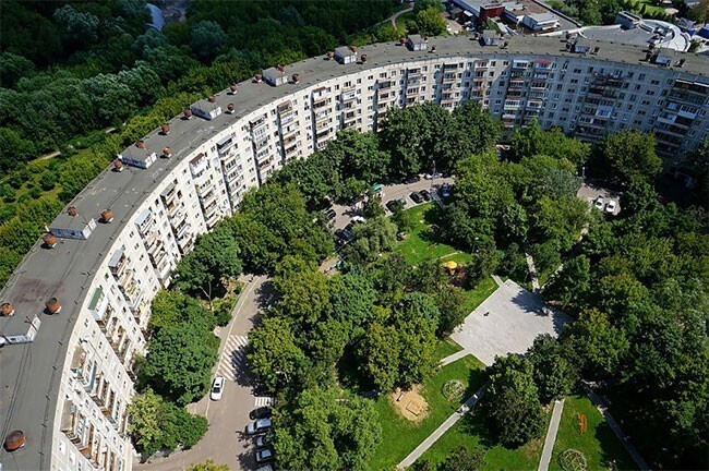 Дом-бублик - памятник советского брутализма брутализма, Советские, Восточной, конструкции, городах, войны, мировой, Второй, формы, должны, зданий, особенно, строения, социалистического, здания, построены, подобных, архитекторов, утверждению, летних